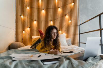 IA générative : 86 % des ados l&rsquo;utilisent, leurs parents sous-estiment cet usage